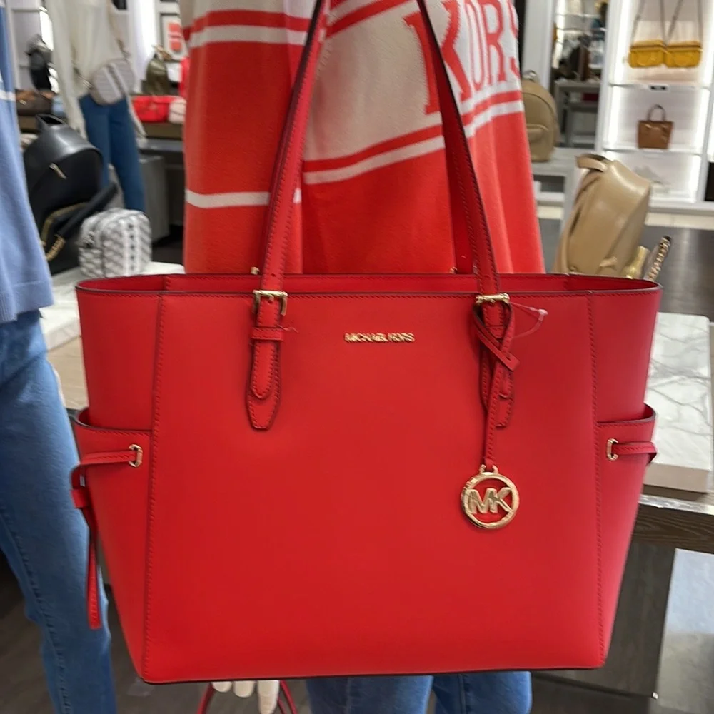 Michael Kors Gilly Large Drawstring Travel Leather Top Zip Tote
Bright Red
NWT - Picture 2 of 16